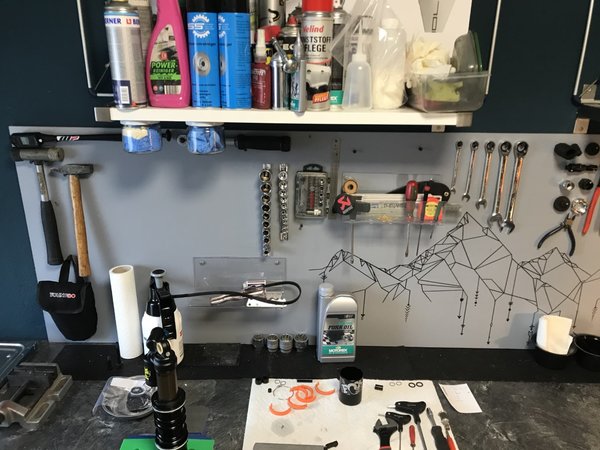 Werkbank mit Werkzeugen an der Wand